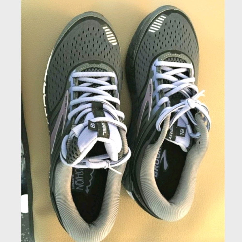 Brooks Sneakers🛍